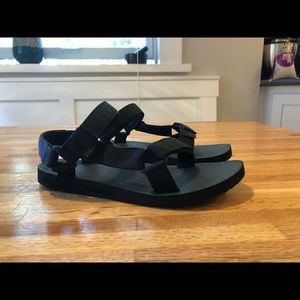 Original Universal Teva in Black Sz 7
